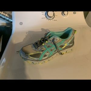 ASIC 9.5 lady sneaks! BRAND NEW